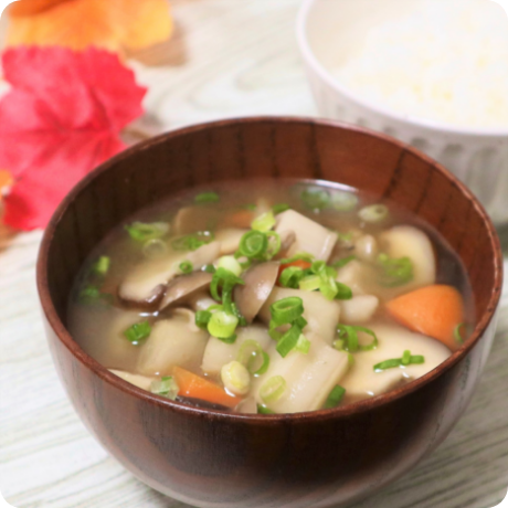 素材のうまみたっぷり！根菜きのこ汁のイメージ画像