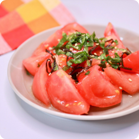 ごま油がやみつき！トマトと大葉の塩昆布和えの画像