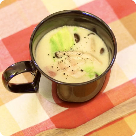 しょうがでポカポカ！キャベツとしめじのみそ入り豆乳スープ