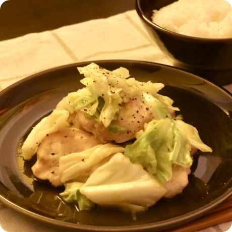 
			ご飯がすすむ！鶏むねとキャベツのガーリック炒め