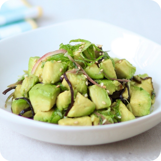 切って混ぜるだけ！アボカドと香味野菜のサラダ