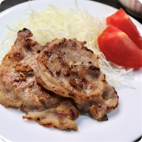 材料を揉み込み焼くだけ！食欲そそる生姜焼きの画像