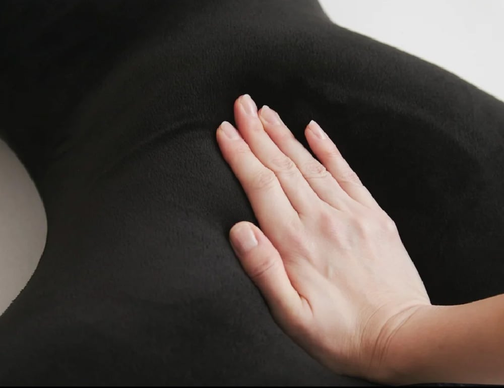 試行錯誤を繰り返した 中綿の配合で 理想の寝姿勢を保持 抱き枕