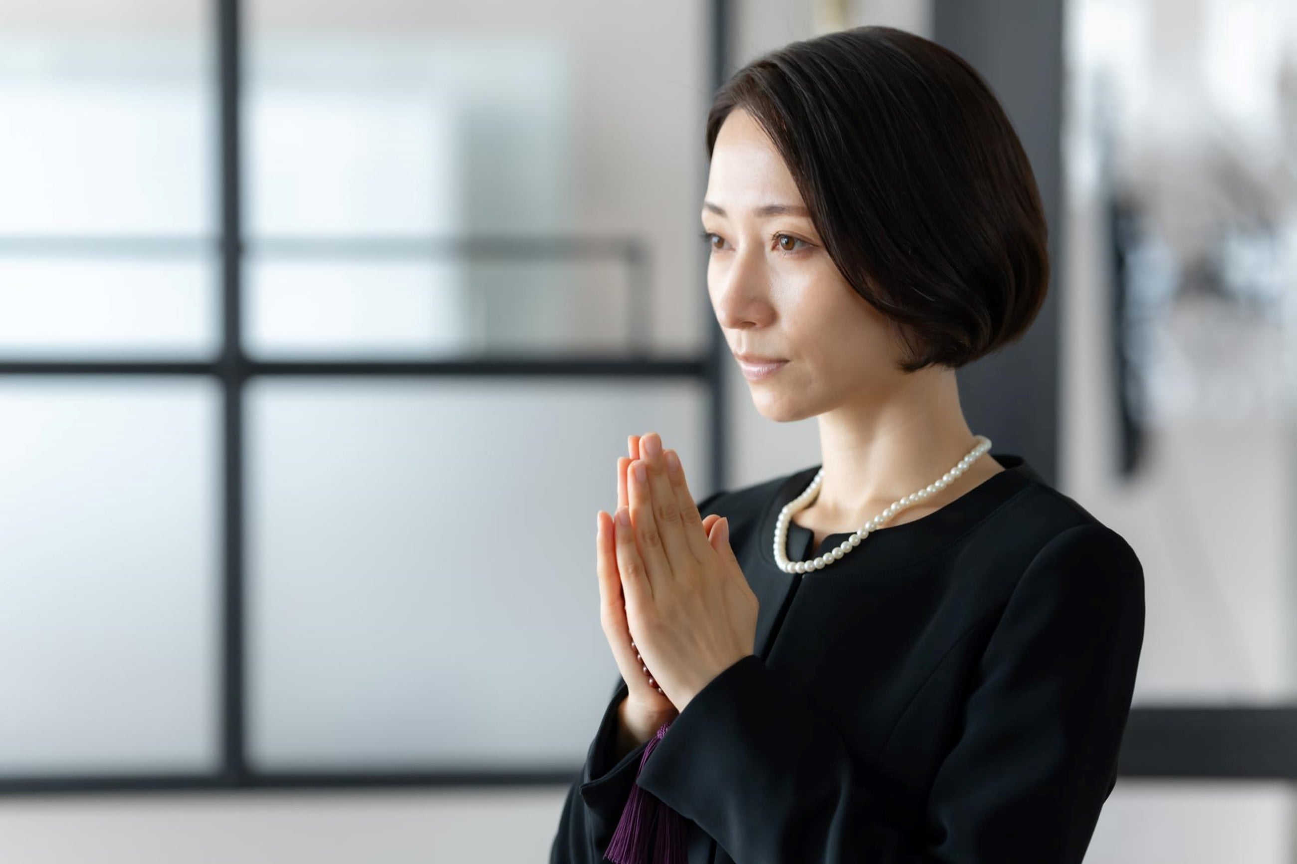 お通夜の女性の服装について。お通夜の意味や知っておきたいマナーもご紹介