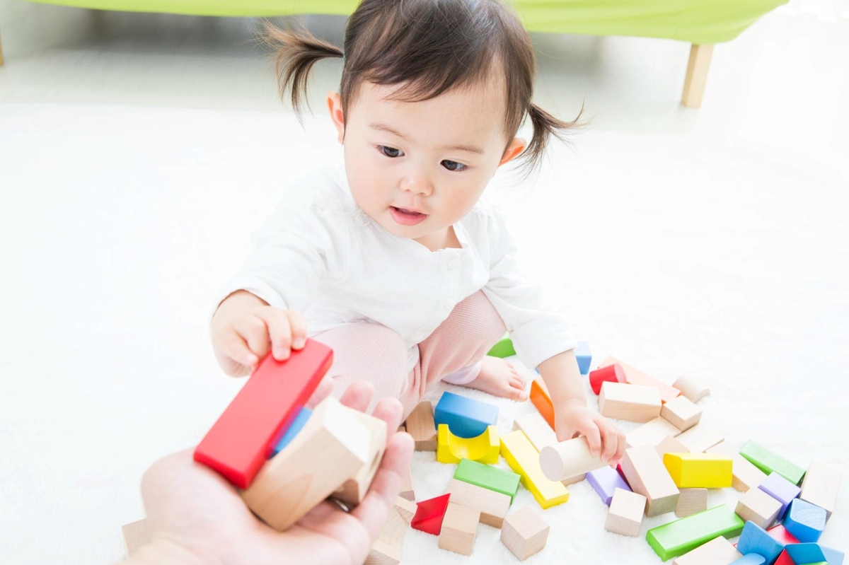 積み木が「知育に良い」とされる理由。月齢別の遊び方や積み木選びのポイントをご紹介