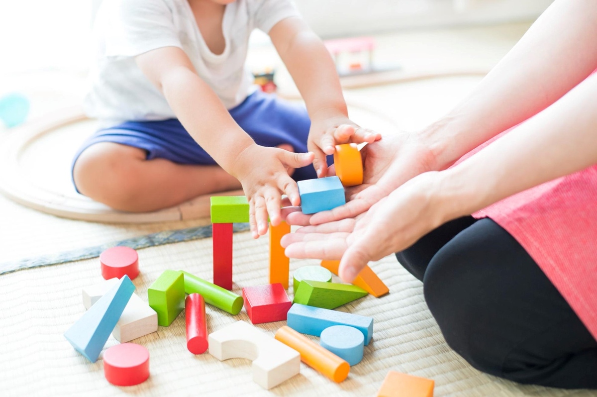 積み木が「知育に良い」とされる理由。月齢別の遊び方や積み木選びのポイントをご紹介
