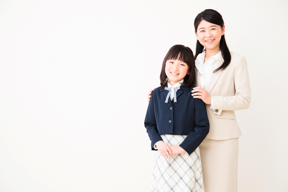 卒業式はどんなスーツを着るべき？40代母親（ママ）の服装マナーと着こなし方をご紹介