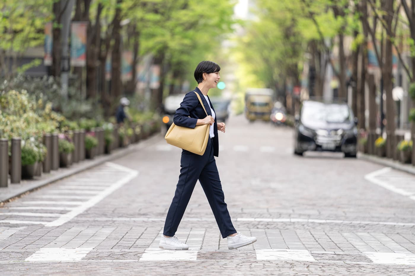 スーツにスニーカーを合わせるのはアリ？押さえておきたいポイントとは？