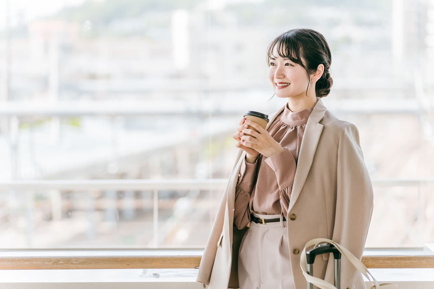 スーツに合う定番コートをメンズ・レディス別にご紹介
