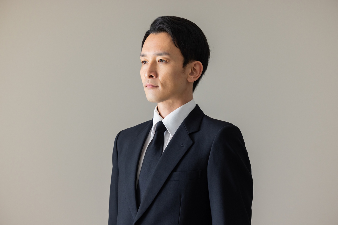 礼服とビジネススーツの違いは？見分け方や礼服を選ぶときのポイントをご紹介