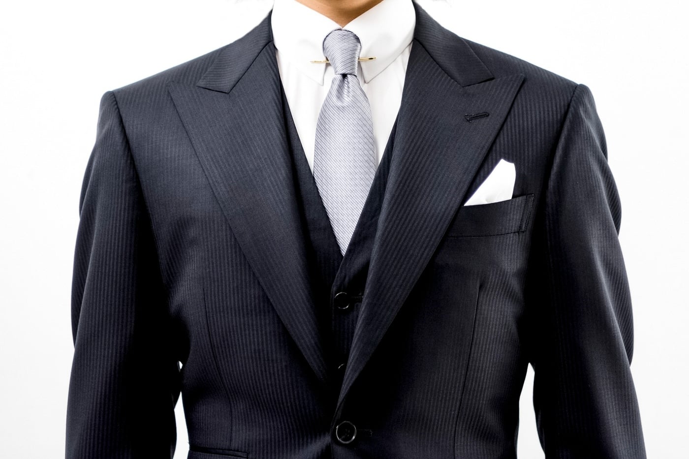 礼服とビジネススーツの違いは？見分け方や礼服を選ぶときのポイントをご紹介