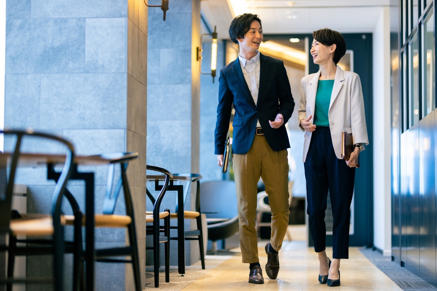 カジュアルスーツとは？ビジネススーツとの違いや男女別の着こなし方をご紹介