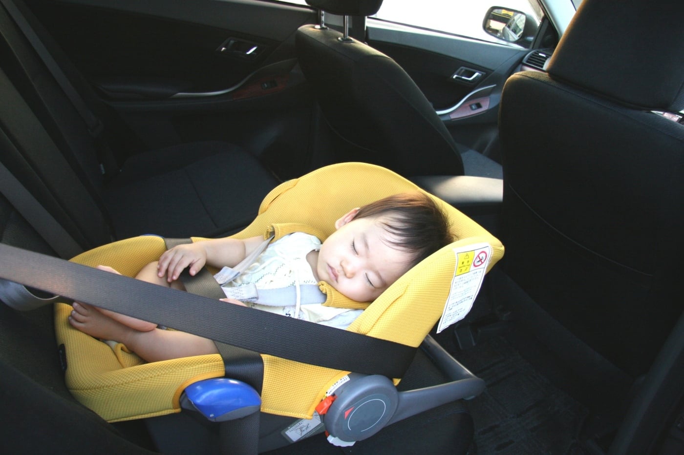 チャイルドシートを後ろ向きに使うのはいつまで？車内で赤ちゃんが泣いたり、ぐずらないようにするコツも