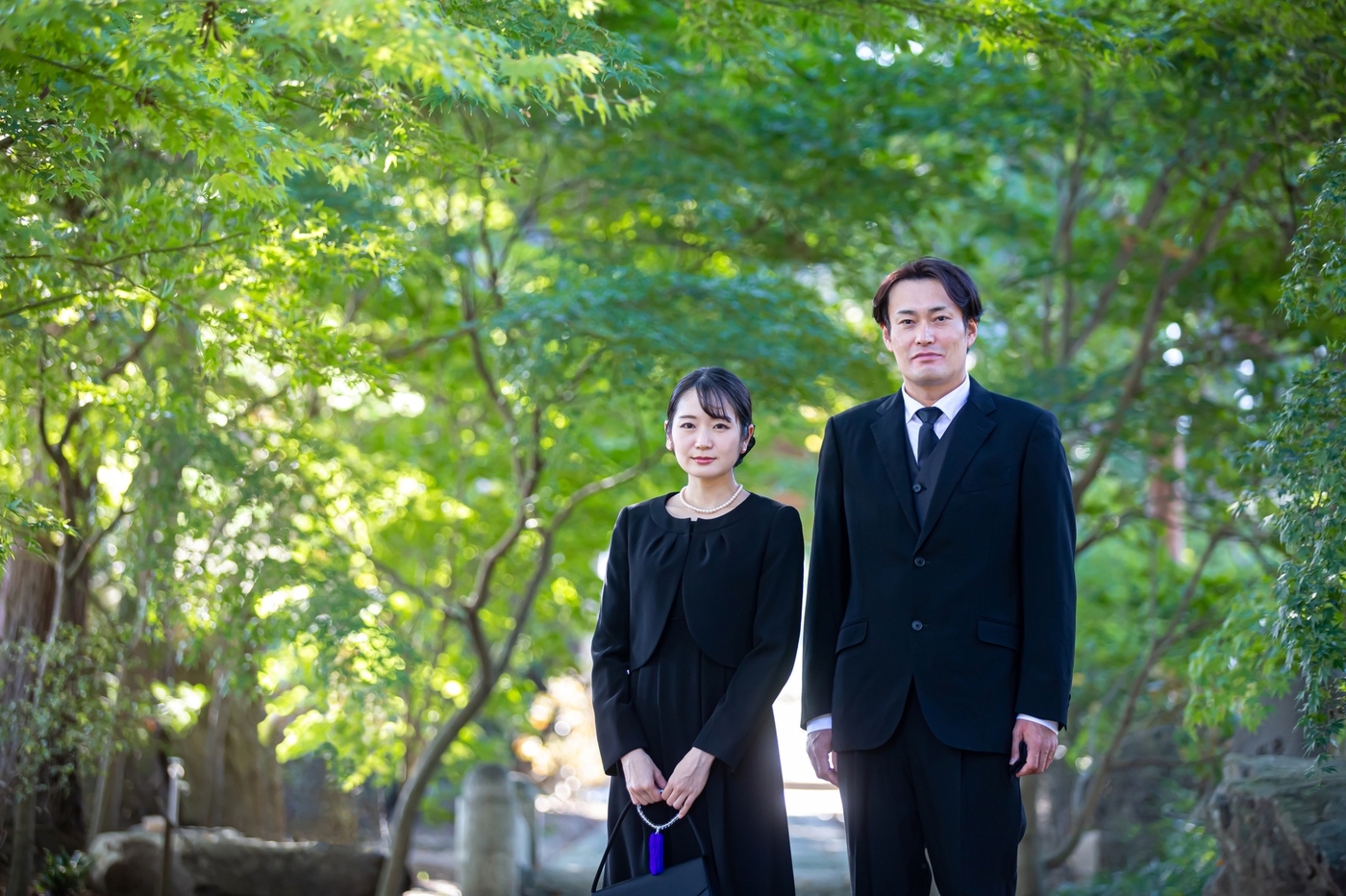 スーツと喪服の違いとは？礼服との関係と喪服の選び方やマナーをご紹介
