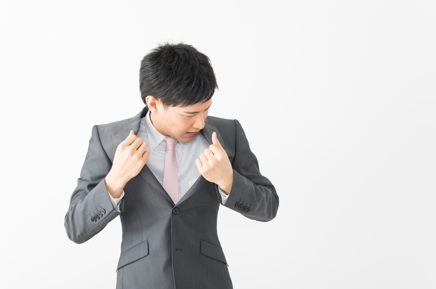スーツが臭くなる原因と7つの対処法と防止策