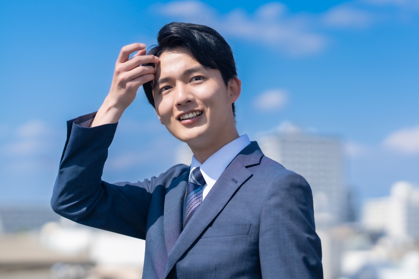 【夏の就活】夏のスーツの暑さ対策。基本マナーと涼しく見せる身だしなみのポイント