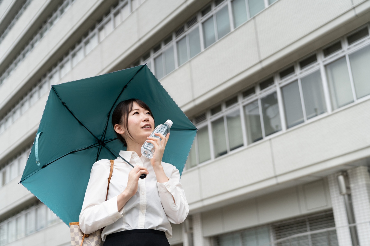 夏にスーツを着用する際の暑さ対策のポイント