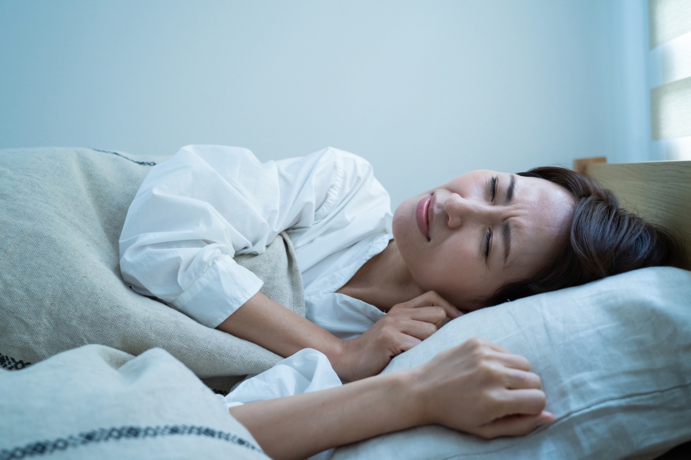 マットレスが暑いと感じる原因は？夏でも快適に眠るための対策と選び方