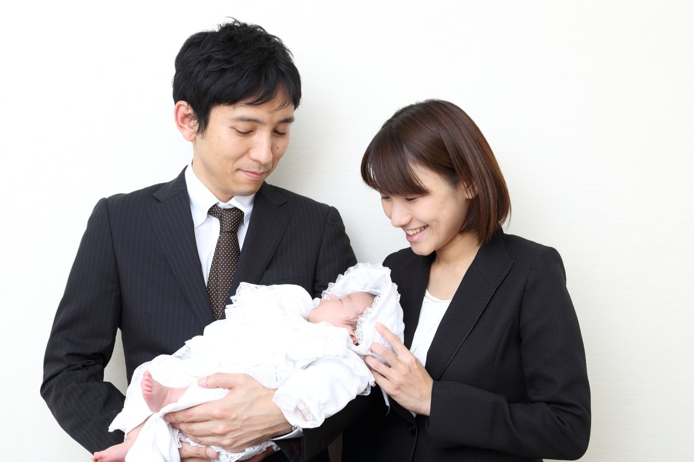 お宮参りはスーツで大丈夫？ママ・パパの正解コーデと服装マナーをご紹介