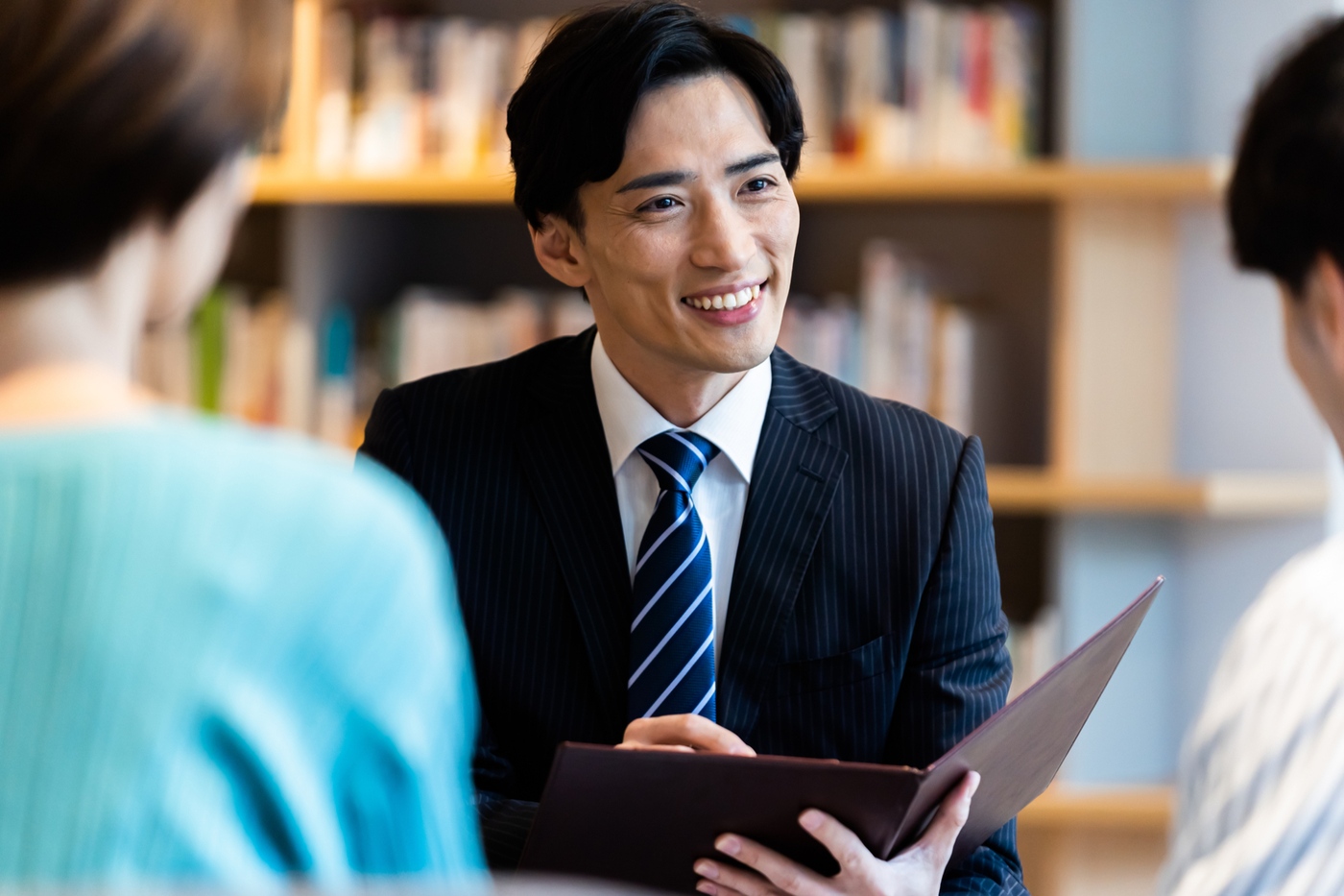 ビジネスシャツの色マナーとは？印象を左右する色と選び方