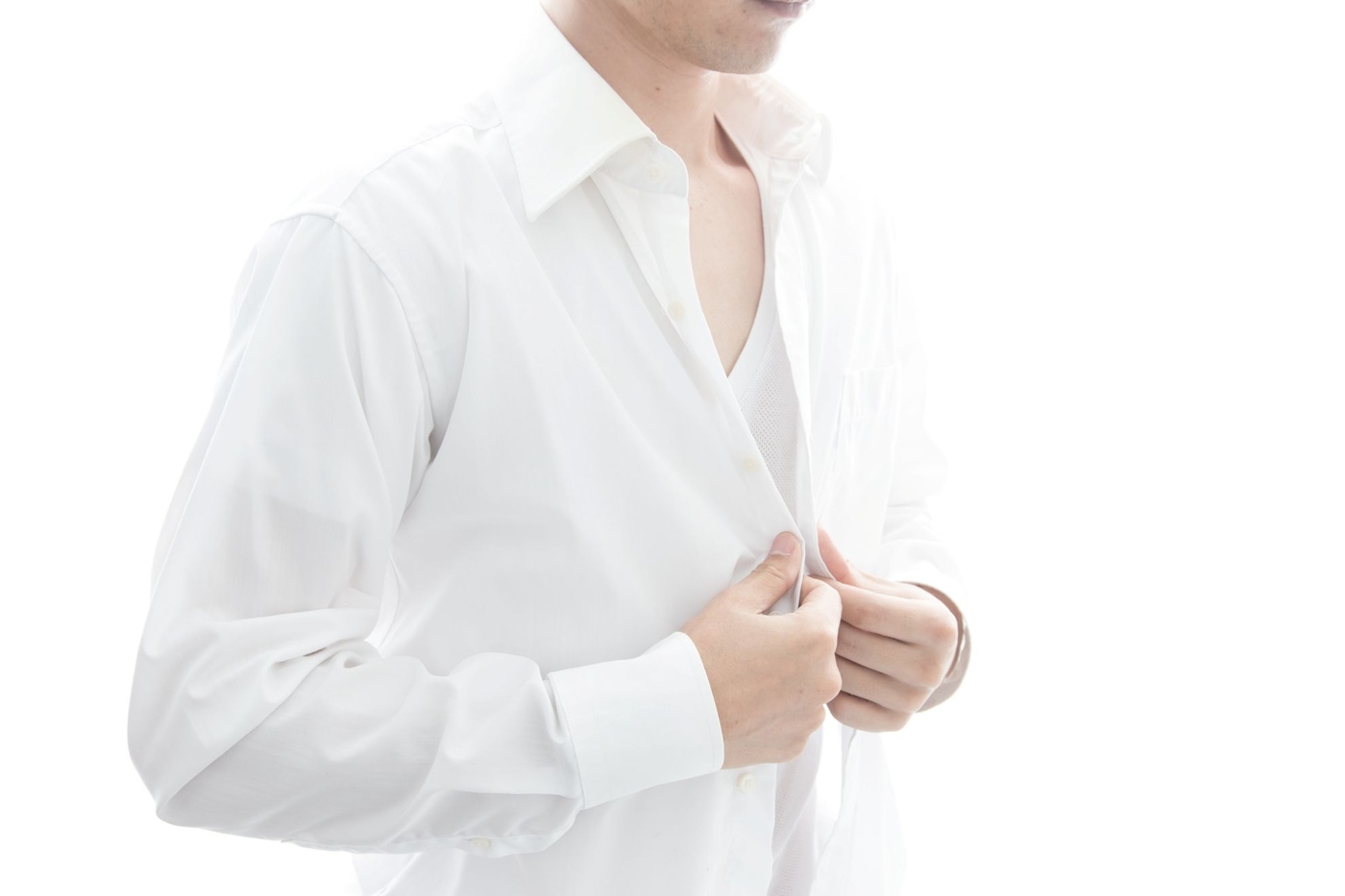 ワイシャツに透けないインナーはどれ？色・形の正解をご紹介