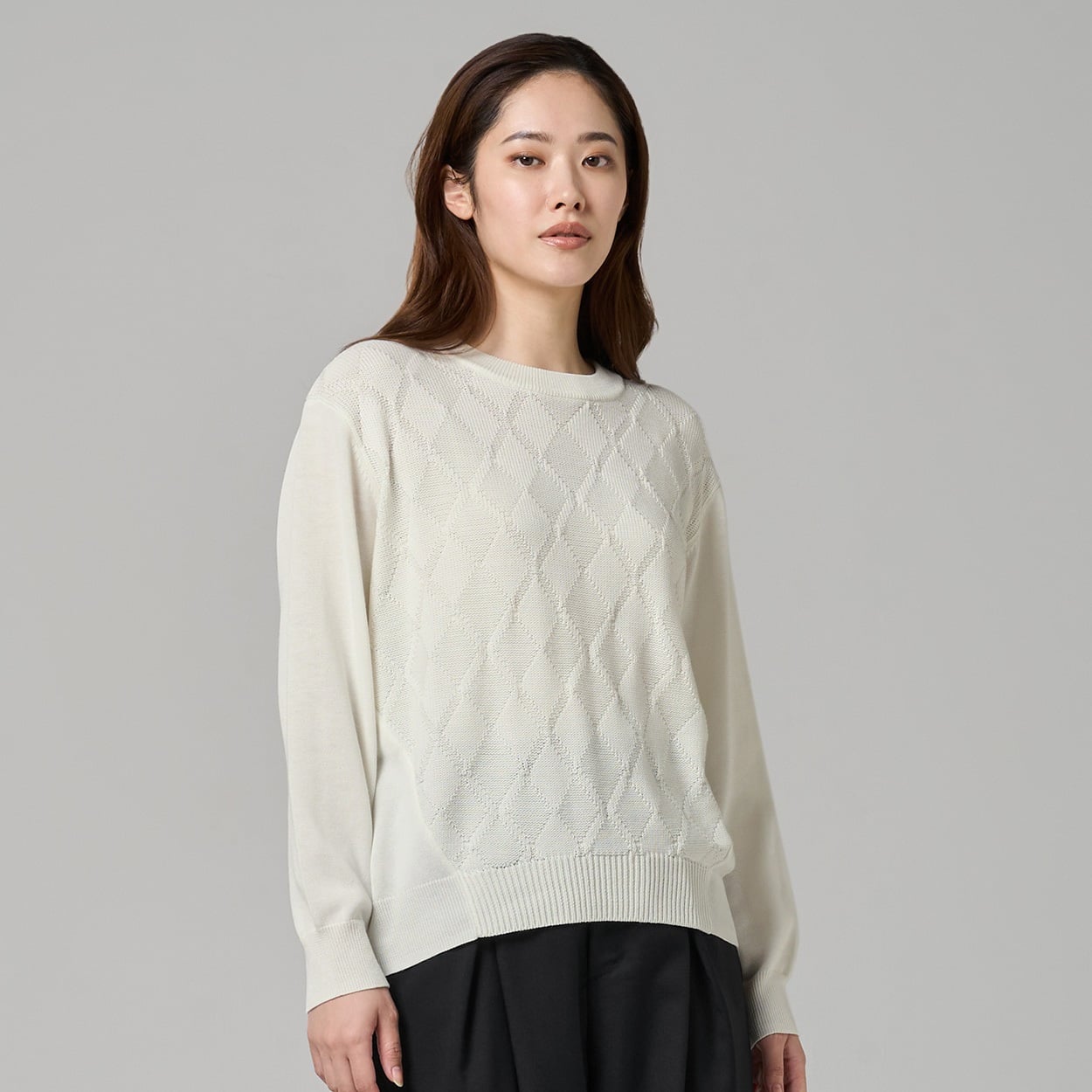 ESPRITMUR×ATSURO TAYAMAのアーガイル柄ニットプルオーバーを着用した女性モデル