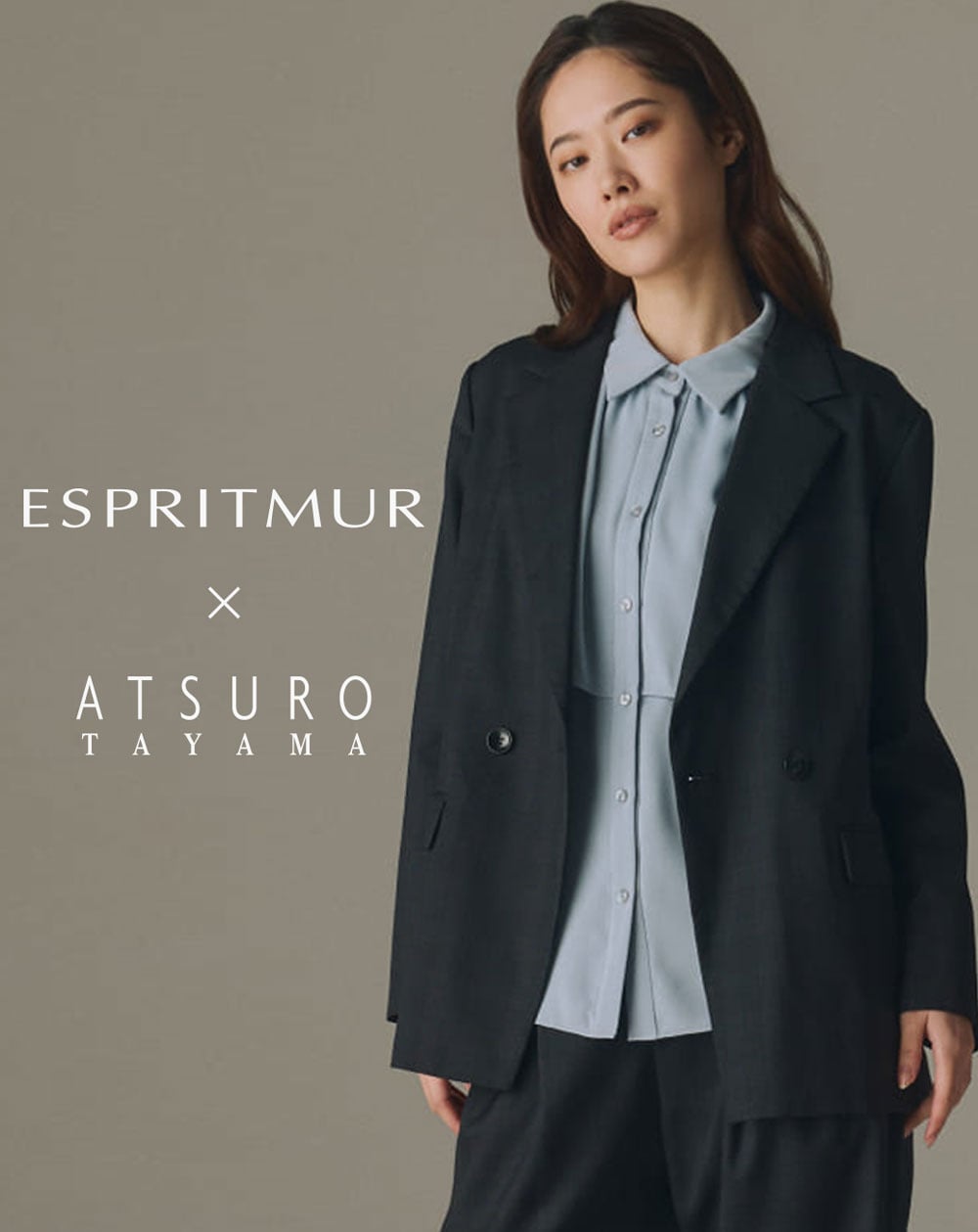 ESPRITMUR×ATSURO TAYAMAのダブルブレストジャケットを着用した女性モデルの上半身