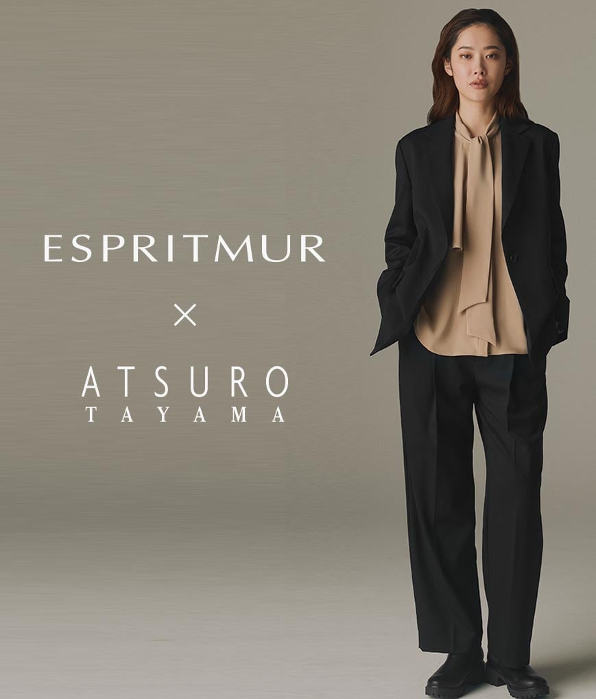 ESPRITMUR×ATSURO TAYAMAの2タックセミワイドパンツを着用した女性モデル
