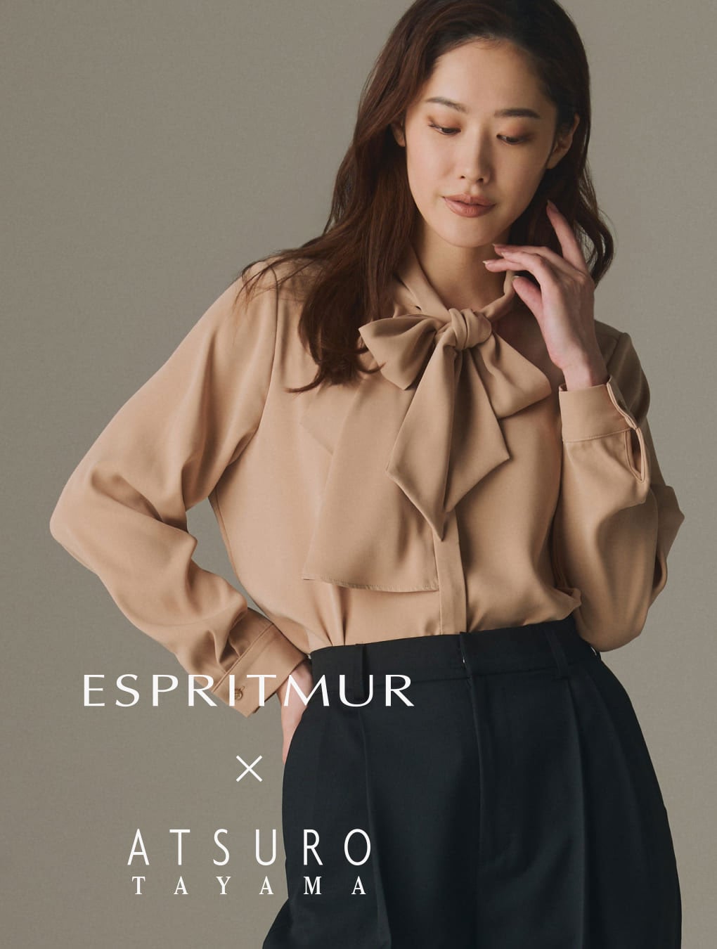 ESPRITMUR×ATSURO TAYAMAのドレープラッフルボウタイブラウスを着用し、ボウタイをリボン結びにした女性モデル