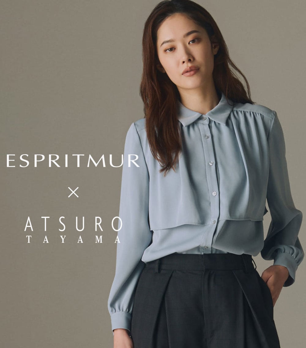 ESPRITMUR×ATSURO TAYAMAのシャツカラーフロントレイヤードブラウスを着用した女性モデル
