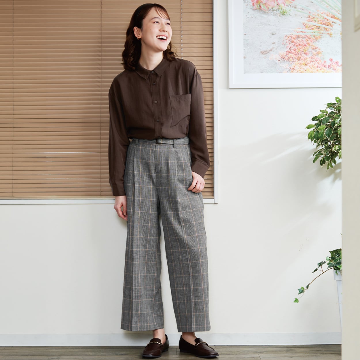 裾レースブラウスをチェック柄のパンツに合わせたコーディネート