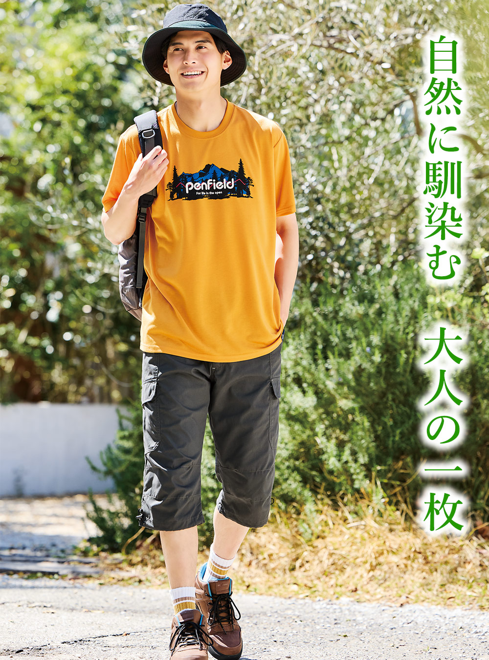 モデルがPenField（ペンフィールド） 半袖Ｔシャツ ツ 山景色プリントを着ている様子